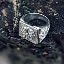 The initial offering is comprised of eight vertical jigging models from 5'8 to 6'6 lengths ranging from 250 gram to 450 gram jig ratings. Man S Ring With A Cross And Lilies Silver 925 Buy Now Online 210