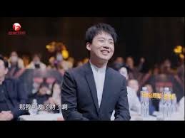 父亲是德云社的班主郭德纲，师父是郭德纲的搭档于谦，搭档是 阎鹤祥 。 2011年，郭麒麟从学校退学，在德云四队担任相声演员 。 2012年，举办个人相声专场演出，表演相声《我的学生时代》 。 éƒ­éº'éºŸéƒ­å¾·çº²çˆ¶å­å¯¹è¯ä¹Ÿåƒåœ¨è®²ç›¸å£°å¼ è‹¥æ˜€èŽ«åèººæžª å›½å‰§ç››å…¸2021 Youtube