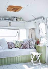 a decked out airstream vintage wohnmobil innenraum mobiles wohnen wohnen