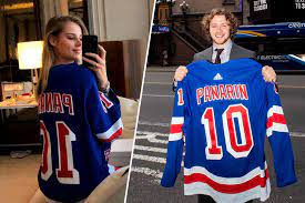 14 марта артемий вернулся на лед и сделал это блистательно, будто и не пережил недавно настоящее потрясение. Krasota Dnya Devushka Rossijskogo Napadayushego Rejndzhers Artemiya Panarina Chempionat