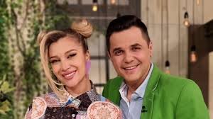 Emisiunea abordează subiecte din toate sferele de interes, de la modă, frumusețe, sănătate și până la cooking și parenting. Cove È™i Lora InlocuiÈ›i De La VorbeÈ™te Lumea Cine Le A Luat Locul In Calitatea De Prezentatori Ai Emisiunii Vorbeste Lumea Protv