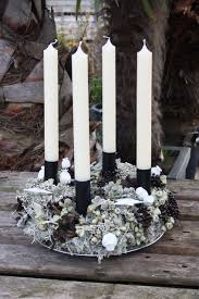 Adventsgesteck Silber Weiss Und Zart Grun Mit Weissen Stabkerzen Stabkerzen Deko Weihnachten Advent Weihnachten Dekoration