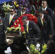 Die ehe mit prinz charles war geschichte, sie war verliebt. Jacksons Trauerfeier Hier Wurde Der Pop Zu Grabe Getragen Welt