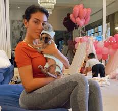 Birth dates, parentage, surnames and fun facts about portuguese footballer cristiano ronaldo, his 4 children and his girlfriend georgina rodriguez. Zwei Zugerinnen Schneidern Tipi Zelte Fur Cristiano Ronaldos Kinder Zentralplus