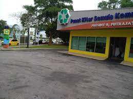Bilangan pusat kitar semula di negara tidak mencukupi dan amalannya tidak meluas sama sekali. Pusat Kitar Semula Komuniti Presint 9 Putrajaya Pencari Makan