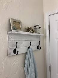 Made of mango wood with a sea drift finish and aluminum with a black powdercoat finish. Rustic Coat Rack Wall Mounted Shelf Distressed Hand Painted Rustic Wood Farmhouse Shelf With Black Hooks Wall Coat Rack With Hooks Arredamento Decorazioni Fai Da Te Idee Scaffale