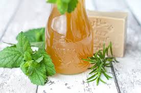Bei sommerlichen temperaturen möchte auch der kopf ab und zu abgekühlt und erfrischt werden. Diy Naturliches Shampoo Mit Melisse Rosmarin
