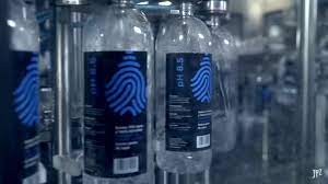 El influencer lanzó 'water people', una marca de agua mineral embotellada que no fue bien recibida. Critican A Juanpa Zurita Por Lanzar Su Propia Agua Embotellada Sandiegored Com