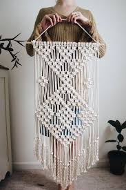 This photo and video macrame tutorial will walk you through all of the steps of creating your own lovely wall decor. Brax Jeans Shakira Blue Denim Braxbrax Figurbetonender Trend Slim Fit Jeans Fur Damen Es In 2021 Macrame Wall Hanger Macrame Wall Hanging Patterns Macrame Patterns