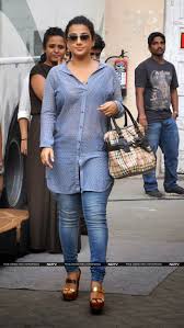vidya balan s blue bra wardrobe malfuntion in transparent top blue bra wardrobe malfuntion