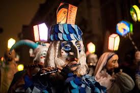 An estimated 100,000 visitors come to basle each fasnacht and none of them want to miss the morgestraich which is the most characteristic feature. Morgestraich Die 72 Stunden Von Basel Sudwest Badische Zeitung