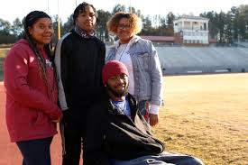 A veces se sugiere que la palabra crockery podría derivar del galés. Devon Gales Family Finds Confidence To Let Brother Play Football