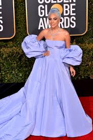 Producatorii spectacolului televizat au adunat o lista impresionanta de celebritati care sa aduca si sa inmaneze globurile de aur invingatorilor serii. Lady Gaga La Globurile De Aur 2019 15 Tinute Extravagante Ale Vedetelor Care Au Atras Deja Atentia Pe Covorul Rosu In 2019