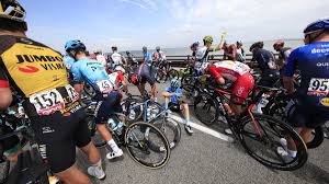 Site officiel de la célèbre course cycliste le tour de france 2021. Tour D Italie Enorme Chute Course Neutralisee Abandon De Buchmann Depart Chaotique Sur La 15e Etape Eurosport