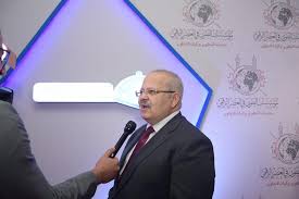 وقد افتتح أول متحف للجمهور وهو متحف الأشموليان في عام 1683م، في جامعة أكسفورد بلندن، وكان هذا المتحف يعرض مجموعة من الأشياء الغريبة والنادرة التي أهداها العالم الإنجليزي إلياس أشمول إلى الجامعة، وفي. Ø±Ø¦ÙŠØ³ Ø¬Ø§Ù…Ø¹Ø© Ø§Ù„Ù‚Ø§Ù‡Ø±Ø© Ù…Ø¤ØªÙ…Ø± Ø¯Ø§Ø± Ø§Ù„Ø¥ÙØªØ§Ø¡ Ø£Ø¸Ù‡Ø± Ù‚ÙˆØ© Ù…ØµØ± Ø§Ù„Ù†Ø§Ø¹Ù…Ø© ÙˆØªØ£Ø«ÙŠØ±Ù‡Ø§ ÙˆØ¯ÙˆØ±Ù‡Ø§ Ø§Ù„Ø¹Ø±Ø¨ÙŠ ÙˆØ§Ù„Ø¥Ø³Ù„Ø§Ù…ÙŠ ÙˆØ§Ù„Ø¯ÙˆÙ„ÙŠ ØµÙˆØ± Ø¨ÙˆØ§Ø¨Ø© Ø§Ù„Ø£Ù‡Ø±Ø§Ù…