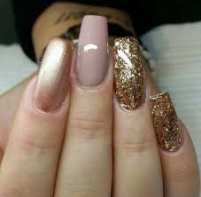 Uñas postizas negras con dorado. Party Anyone Disenos De Unas Doradas Manicura De Unas Cabello Y Unas
