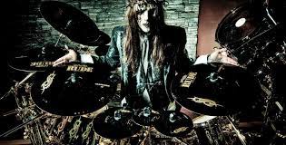 He was already a veteran of the city's metal scene when he founded the band that would become slipknot in 1995, along with percussionist shawn crahan. Xix8qrh O4ei0m