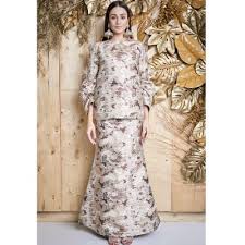 Jubah syari menjadi salah satu pakaian yang bisa anda pilih. Fesyen Baju Raya Terkini 2018