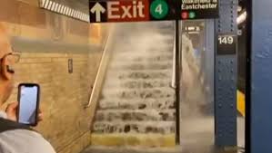 Teile der stadt sind unter wasser zum video artikel video. Storm In New York Elsa Lets The Subway Fill Up World Today News