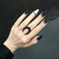 Puede crear la misma sensación de lujo utilizando uñas negras y plateadas con reflejos marmoleados y plateados. Unas Color Negro 2020 By Queen 11 11