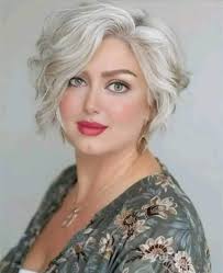 من قال ان المرأة ان كبرت ليس لها الحق ان تعشق المرأة ثمرة لا تسقي شهدا الا  اذا نضجت المرأة ملكة لا تعطي عسلا الا اذا أحبت المرأة نبتة كلما اغدقت بماء