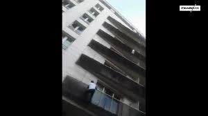 Mamoudou gassama, un jeune malien sans papiers, est devenu ce dimanche 27 mai un « héros », 24 heures après avoir escaladé un immeuble du xviiie arrondissement de paris pour sauver un enfant suspendu dans le vide. A Paris Un Homme Escalade Un Immeuble Pour Sauver Un Enfant Suspendu Dans Le Vide