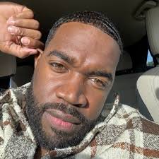 Eugene Grayson III (@DarkSkinKing__)