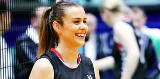 Demet akalın, 23 nisan 1972 tarihinde kocaeli, gölcük'de dünyaya gelmiştir. Seda Uslu Halkbank Ta Voleybol Plus