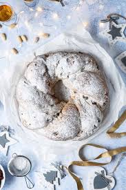 All to eat, this christmas wreath of brioche bread is not a bad idea! Vegan Stollen Wreath Domestic Gothess