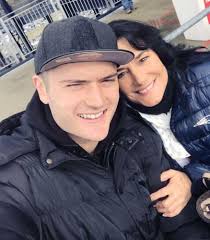 Evan Hollister's Instagram, Twitter & Facebook