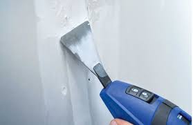 Vorheriges anfeuchten bindet den staub und hilft vielleicht sogar ein wenig dabei, die beschichtung aufzuweichen. Farbe Und Lack Entfernen Infos Und Hilfsmittel Obi