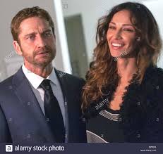 Gerard butler and his girlfriend madalina ghenea arrive at the airport on sunday (december 9) in oslo, norway. Gerard Butler Und Freundin Madalina Ghenea Verlassen Die Premiere Von Olympus Ist Gefallen Featuring Gerard Butler Madalina Ghenea Wo Rom Italien 5 April 2013 Stockfotografie Alamy
