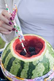 Melonenbowle Sommerdrink In Der Melone Serviert Melonen Bowle Melonenbowle Wassermelonen Bowle