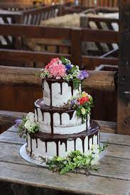 Learn how to top up tier cakes with fresh flowers or simply how to cover a cake with buttercream and stack them. Regnier Cakes Cake Glossary Polka Dot Bride Wedding Cake Fresh Flowers Fresh Flower Cake Beautiful Wedding Cakes