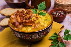 Se trocean todas las verduras en trocitos pequeños y se rehogan en un poco de aceite. Sopa De Lentejas Con Tocino Crujiente Receta Facil Y Saludable