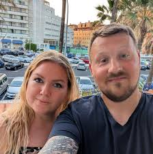 📣 Sofie Svensson & Dom Där ersätter Fröken Snusk Sedan det blev känt att  den tidigare sångerskan bakom Fröken Snusk lämnat över rollen till en ny  sångerska, har vi diskuterat situationen internt