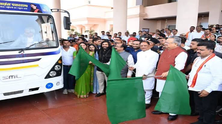 Cg News:ग्रामीण छात्रों तक पहुंचेगी Ai और रोबोटिक्स की शिक्षा, 'भावना दीदी की साइंस पाठशाला' मोबाइल लैब रवाना - Ai And Robotics Education To Reach Rural Students, 'bhavna ...
