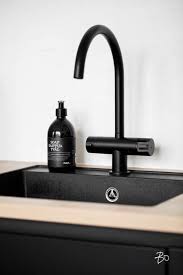 osez un robinet noir dans votre cuisine zwarte wastafel keuken inspiratie keuken