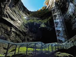 De gouffre de padirac is een enorme grot vlakbij de dordogne waarin je met een bootje over een ondergrondse rivier kan varen. Gouffre De Padirac Dordogne Tal Rocamadour Padirac Autoire Loubressac Carennac Collonges La Rouge