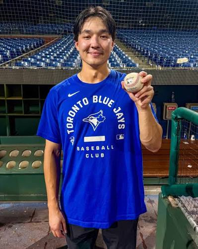 The ball is going to his parents 😁 Congrats to Brett Bateman on his first  career [USER=47318]@mlb[/USER] hit!