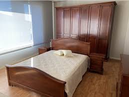 Camera da pranzo in legno massello color noce scuro credenza con vetrina (altezza cm.56) piattaia (altezza cm.230 larghezza cm.90 larghezza cm.200 2 comodini coordinati misure: Camere Da Letto Classiche Sconti Del 40 50 60