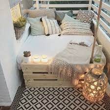 Betten selber bauen so geht s. Balkongestaltung Bett Paletten Musterkissen Schlafdecke Beige Kerzen Musterteppich Kaktus Pflanze Schmaler Balkon Balkon Gestalten Bett Aus Paletten