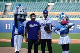 一直以來對於是否回台選秀沒有給出回應的江少慶，終於在今日將投入今年選秀會，而且與握有狀元籤的富邦悍將有了加盟共識。 而在江少慶被富邦「預約」之後，檯面上還有陳冠宇、吉力吉撈鞏冠和其他潛在的旅外海歸選手，其餘四隊又該如何抉擇呢？ 標籤:江少慶, 中華職棒, 富邦悍將, 陳冠宇. Bp7m1efx409dum