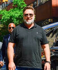 Russell crowe is a new zealander actor, filmmaker, voiceover artist, musician, and singer who rose to international acclaim with his role as the roman general maximus decimus meridius in the epic historical film gladiator, a performance for which he received various accolades including an academy. Russell Crowe On Quarantine Life With His Parents Plus He Addresses Gladiator Rumors