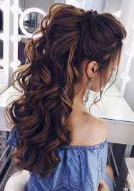 Zudem reflektiert es durch seine struktur viel weniger licht, weshalb es schwieriger ist, locken zum frauen mit naturlocken brauchen für dieses styling langes, leicht durchgestuftes haar und mittelscheitel. 33 Lockige Frisuren Fur Langes Haar Mit Bildern Hochzeitsfrisuren Lange Haare Lockige Frisuren Frisuren