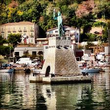 Ortona (fino al 1938 conosciuta anche come ortona a mare, urtónë in abruzzese) è un comune italiano di 22 123 abitanti della provincia di chieti in abruzzo. File Monumento A San Tommaso Per La Gente Del Mare Ortona Via Del Porto Molo Nord Jpg Wikipedia