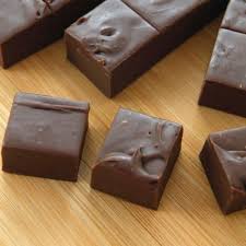 Le Fudge Au Chocolat Le Plus Rapide A Faire Pret En 3 Minutes Recipe Desserts Fudge Old Fashioned Bread Pudding