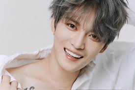 Male singer chased by crazy fan driving in the middle of the night, almost  causing an accident