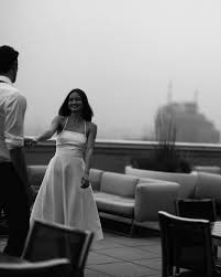 Black And White Relationship Pictures A Imagem Pode Conter 1 Pessoa Sentado E Atividades Ao Ar Livre Couples Couple Pictures Black And White