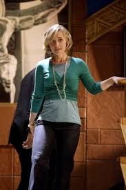 We all know that saying goodbye to a show that has been on for that long is always difficult for. Chloe Notice How She Starts Wearing A Lot Of Green In Season 9 Then Her And Oliver Start Dating Smallville Chloll Allison Mack Chloe Smallville Fashion Tv